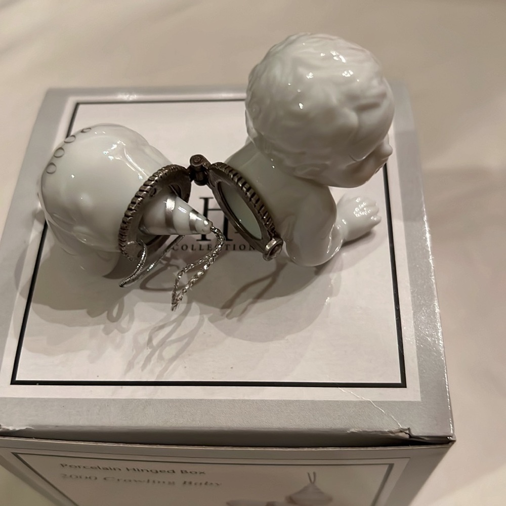 2000 Crawling Baby Porcelain Hinged Box by Midwest of Cannon Falls PHB 2000 - Picture 3 of 6